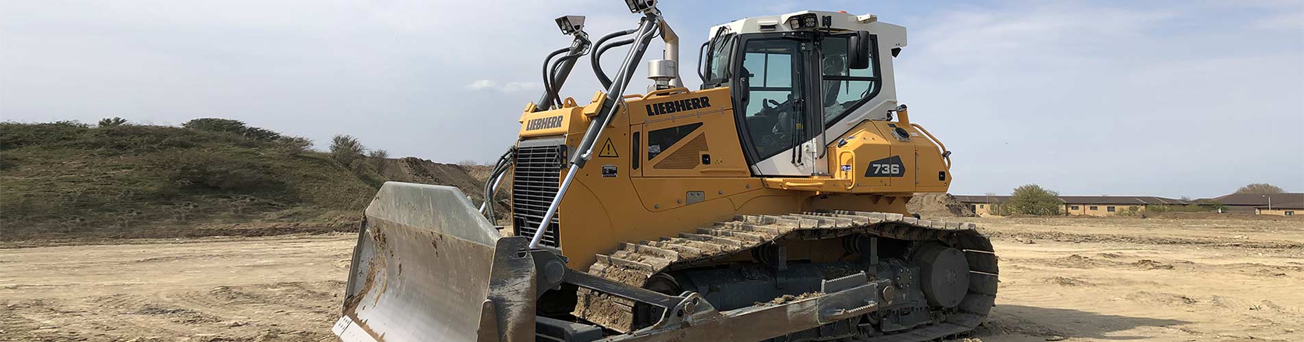 Liebherr 736 clearing muckaway on site