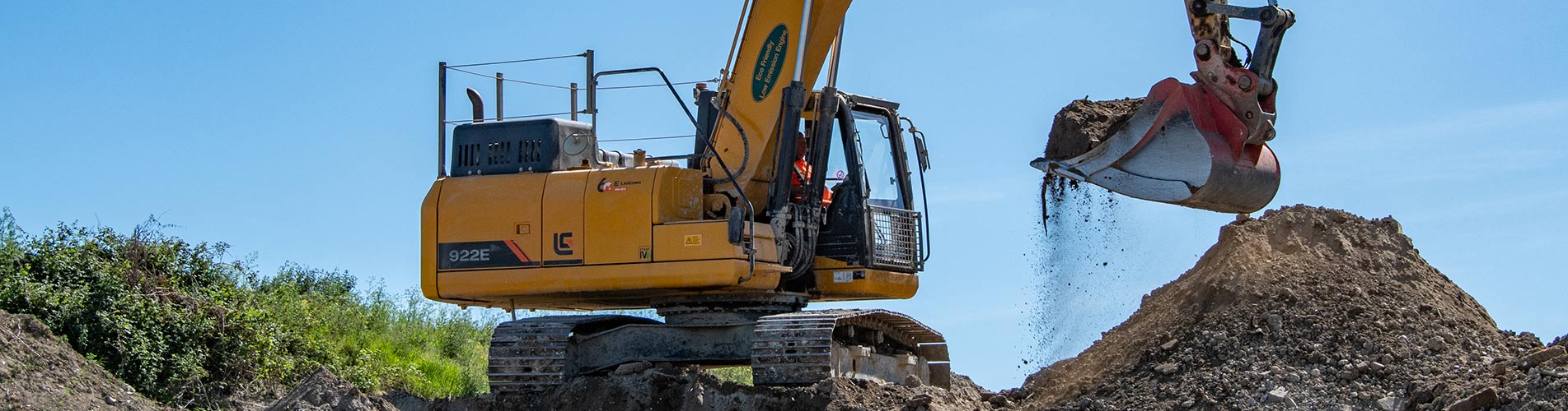 22 tonne excavator heaping muckaway