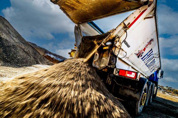 Non tipping conveyor floor body lorry using belt to unload materials