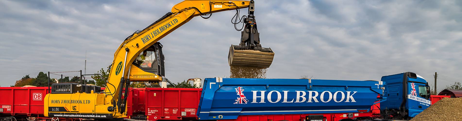 Unloading material supplies through rail infrastructure to grab lorry